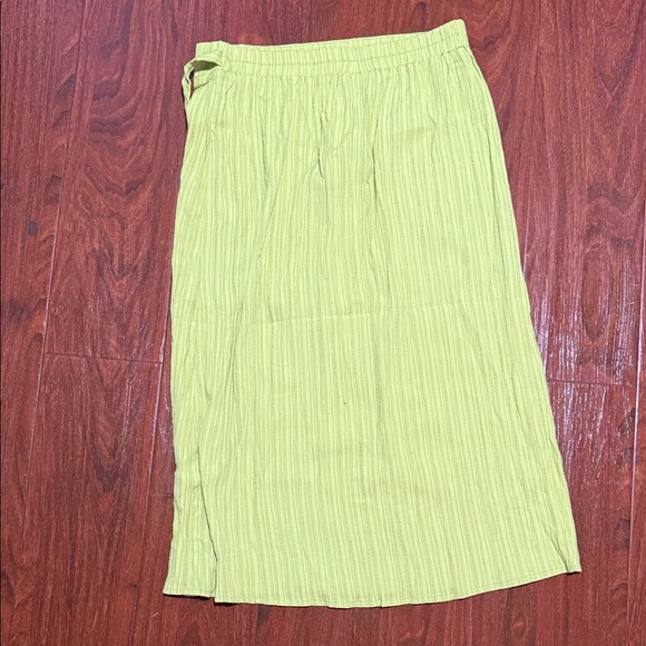 Soho Vibrant Green Midi Skirt - Picture 3 of 5